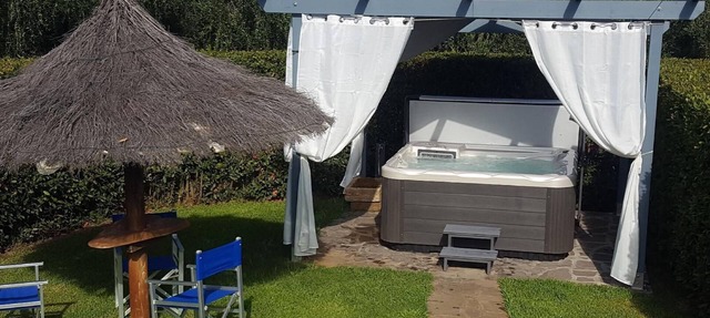 Peach house with swimming pool, jacuzzi and private garden