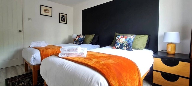 Pet Friendly Canalside House in quiet area of Quedgeley - Gloucester
