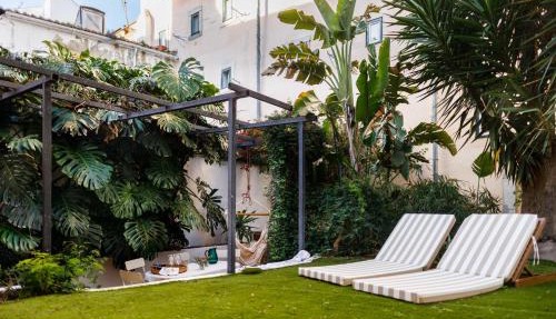Pool & Garden Apt In the Heart of Lisbon