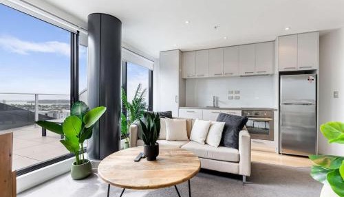 Pool, Gym & Modern 2BR Sky Tower View Zodiak Stays