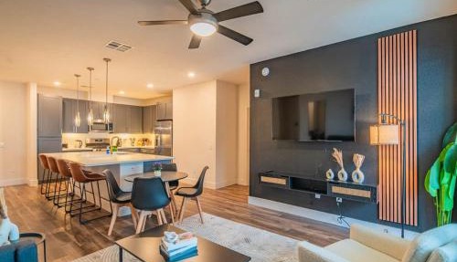 Posh 2BR Kierland Commons, TPC Golf, Pool, Gym, W-D