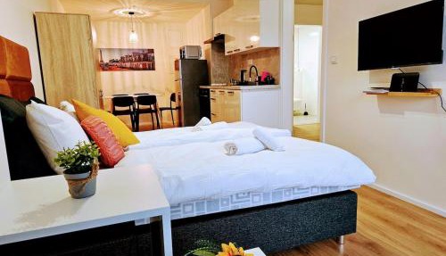 PRIVATE GARDEN 2BR PRAGUE APARTMENT for Business & Leisure, FREE PARKING & Gym, by LIVE-INN 2