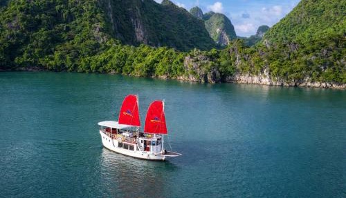 Private Sail Ha Long - Bai Tu Long