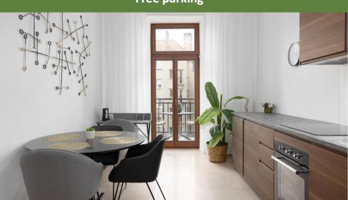 Quiet apartment in the city center near the metro with with balcony and parking