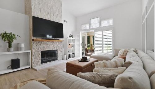 RARE Poolside - LUXE 1BR King, Pool, EV station