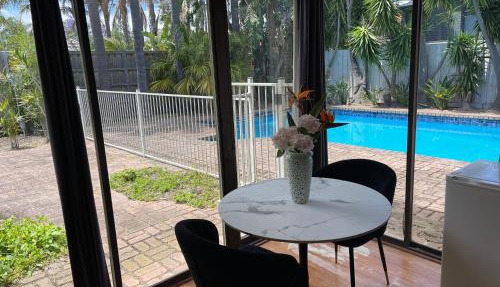 Relaxing Oasis for Families- Pool& Lush Yard