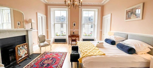 Remarkable 5BR Townhouse with Garden, Sleeps 12