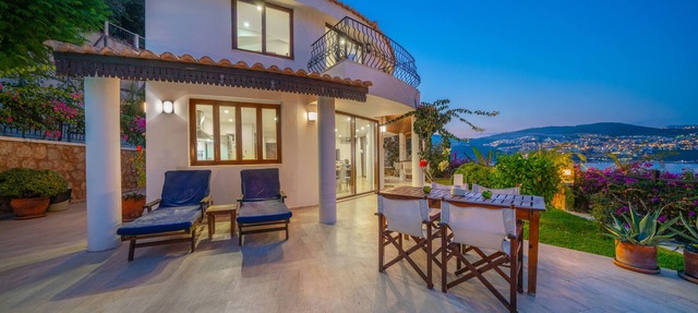 Secluded Luxury Villa with Fabulous Sea Views