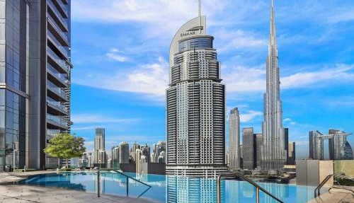 Skyline Views 2BR Near Burj Khalifa & Dubai Mall with Pool Access