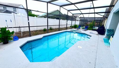 Spacious 2 en-suite BR, pool & spa retreat