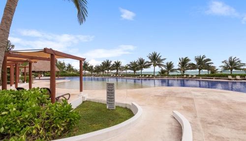 Spacious 3BD Apartment with Pool & Beach in Cancun