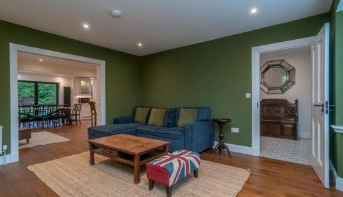 Spacious 5-Bed Home with Garden Parking - Pass the Keys