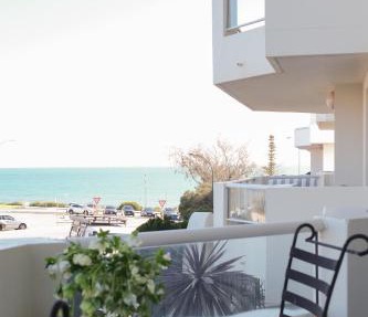 Spacious, ocean-front, pied-à-terre with stunning views &opposite cafes