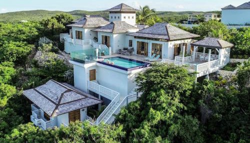 Stunning 3 bedroom villa with Pool & Jacuzzi