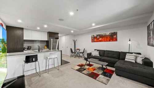 Stylish Central Braddon 1 Bed, Pool, Gym, Parking