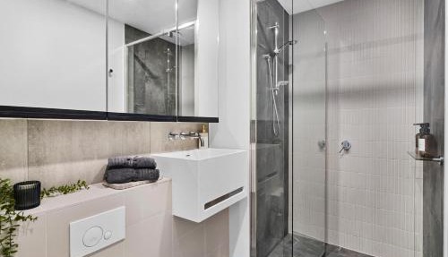 Stylish Central Gem 2B CBD Apt With Pool, Gym & Sauna