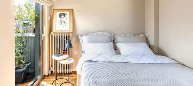Stylish sunny apt 1 stop from city center
