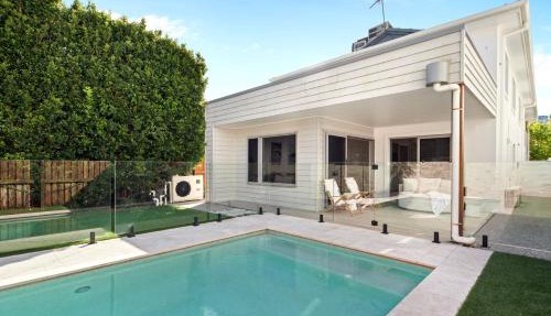 Sunbrite Breeze - Poolside Relaxation by the Sea