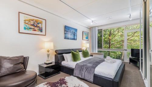 Sunlit Upstairs Suite with Hot Tub & Garden surrounds