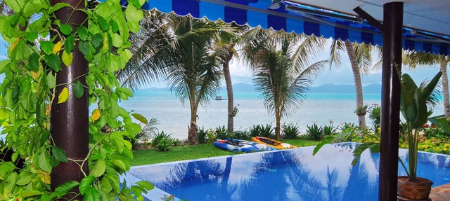 Superb Beachfront Villa with private Pool & Jacuzzi in tropical garden.
