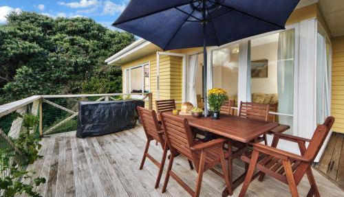 Surfer's Sunshine Cottage - Piha Holiday Home