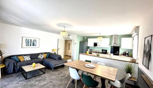 T3 lumineux avec terrasse, parking et piscine