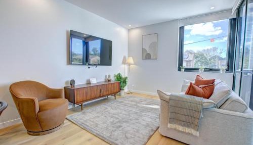 The Aristocrat-Central Mid Century Luxe Dual Suite 2BR 2BA Gym and Free Parking