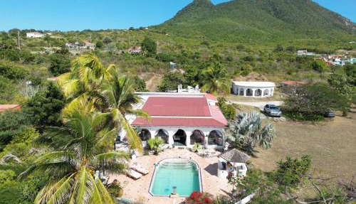 The Beach House and 2 appartments for full or separate rental, all with a private beach