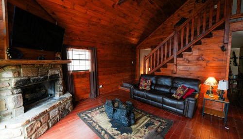 The Bearfoot Cabin! Ideally located, decorated for Christmas, Fireplace, Game Room!