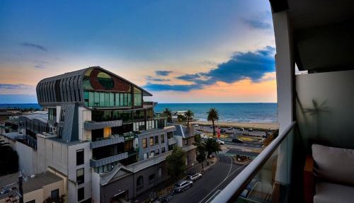 The Halo Port Melbourne Bay and City Views