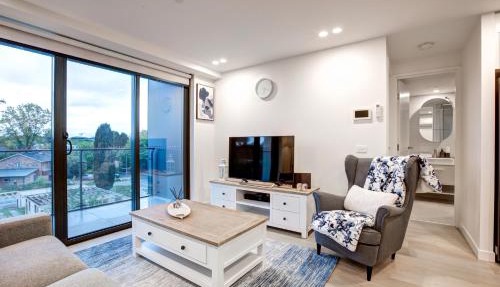 The Hamptons- Coastal Luxe Dual Suite 2BR 2BA Rooftop Pool and Free Parking