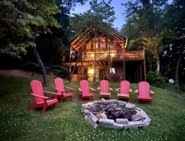 Thistle Britches, Secluded Mountain Cabin with Stunning Mountain Views, 1 Acre Next to Dollywood, Hot Tub, Pet Friendly