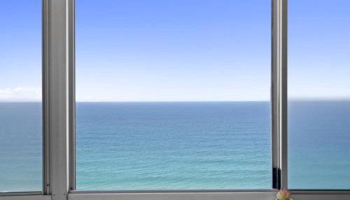 Timeless 3BR Oceanview stay in Surfers Free parking