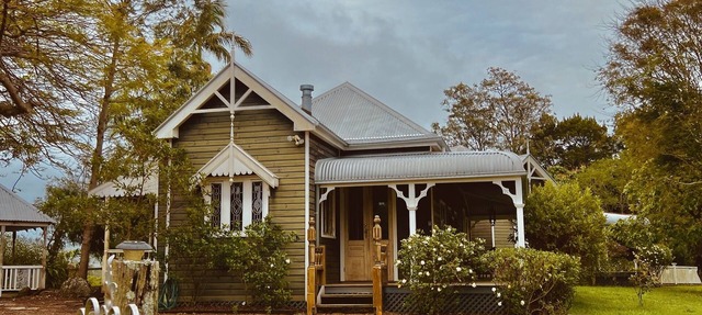 Tranquil Retreat: Charming Country Homestead on 12 Acres, 6km to Byron Bay