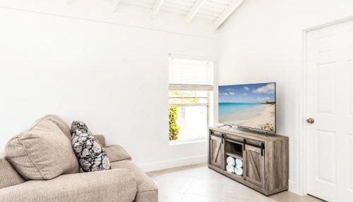 Tropical Bottle Creek Getaway with Kitchen, Free WiFi & On-Site Parking