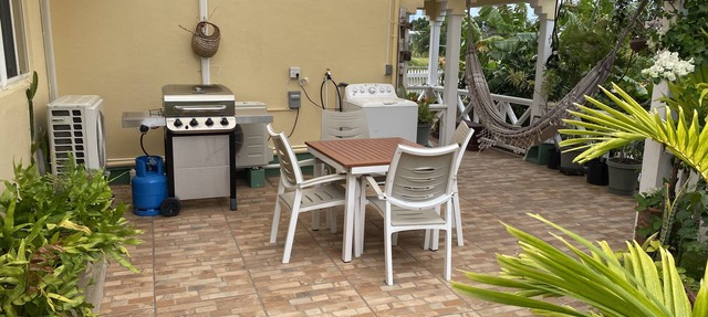 Tropical garden cottage -private with patio & courtyard. Plus vehicle for rent