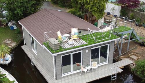 Tulana Taggs - floating home on idyllic island