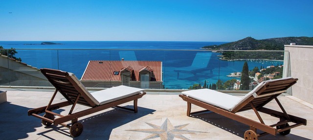 Villa Art Gallery - Six Bedroom Villa with Terrace and Swimming Pool