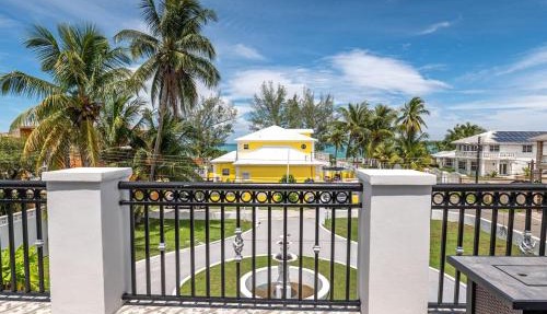 Villa By the Beach - sleeps 8 plus