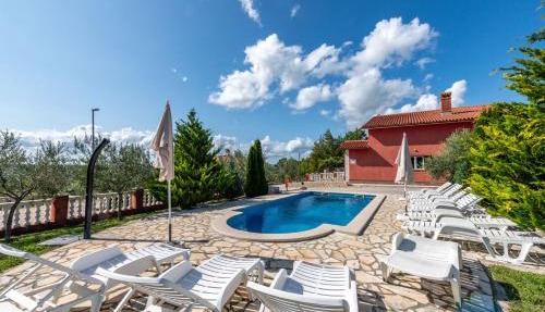 Villa Marić, a charming villa with a beautiful poolside