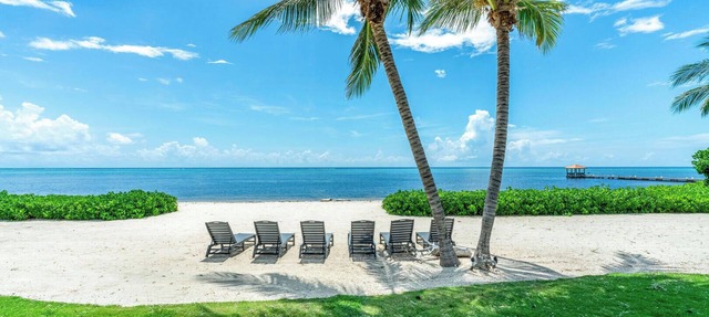 Villa Mora: Luxe Beachfront Villa w/Backyard Snorkeling, Pool, Spa + Outdoor Ki