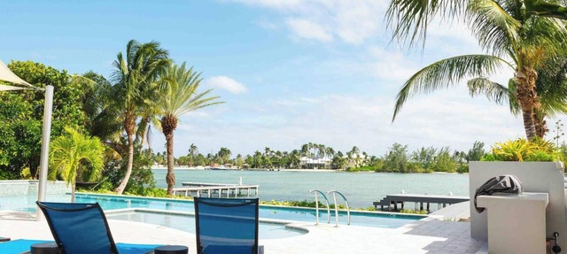 White Dahlia: Modern Villa on Bio Bay w/Pool, Spa + Kiddie Splash Pool.