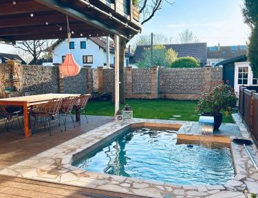 Wohlfühloase mit Pool, Kamin & großer Terrasse